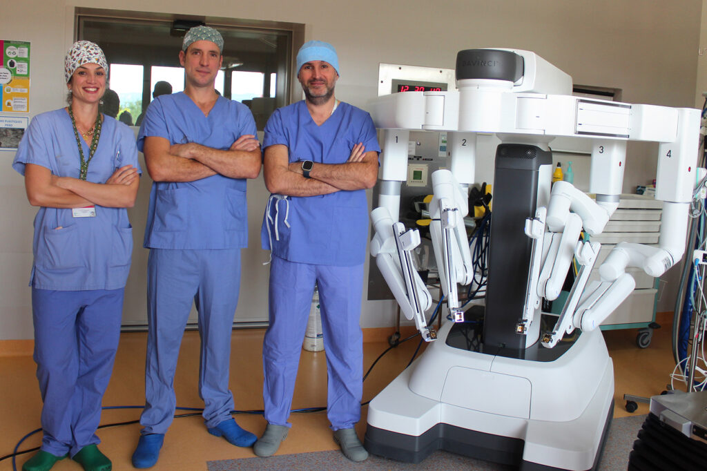 Dr Audrey CHEVROT-DUCASSE, Dr Yoann MARION et Dr Vasile Cristian CASU
avec le robot chirurgical