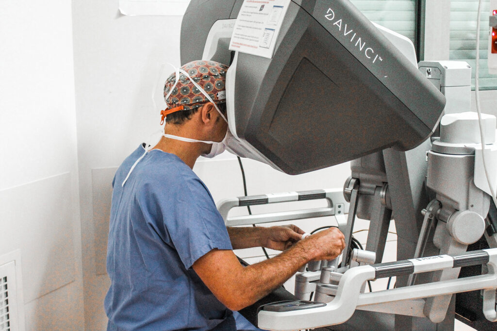 Première intervention du Dr Yoann MARION avec le robot chirurgical : meilleure ergonomie, meilleure visualisation